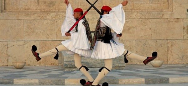 Στάζουν στον ιδρώτα οι ήρωες Εύζωνες στο μνημείο του Αγνώστου Στρατιώτη (εικόνα)